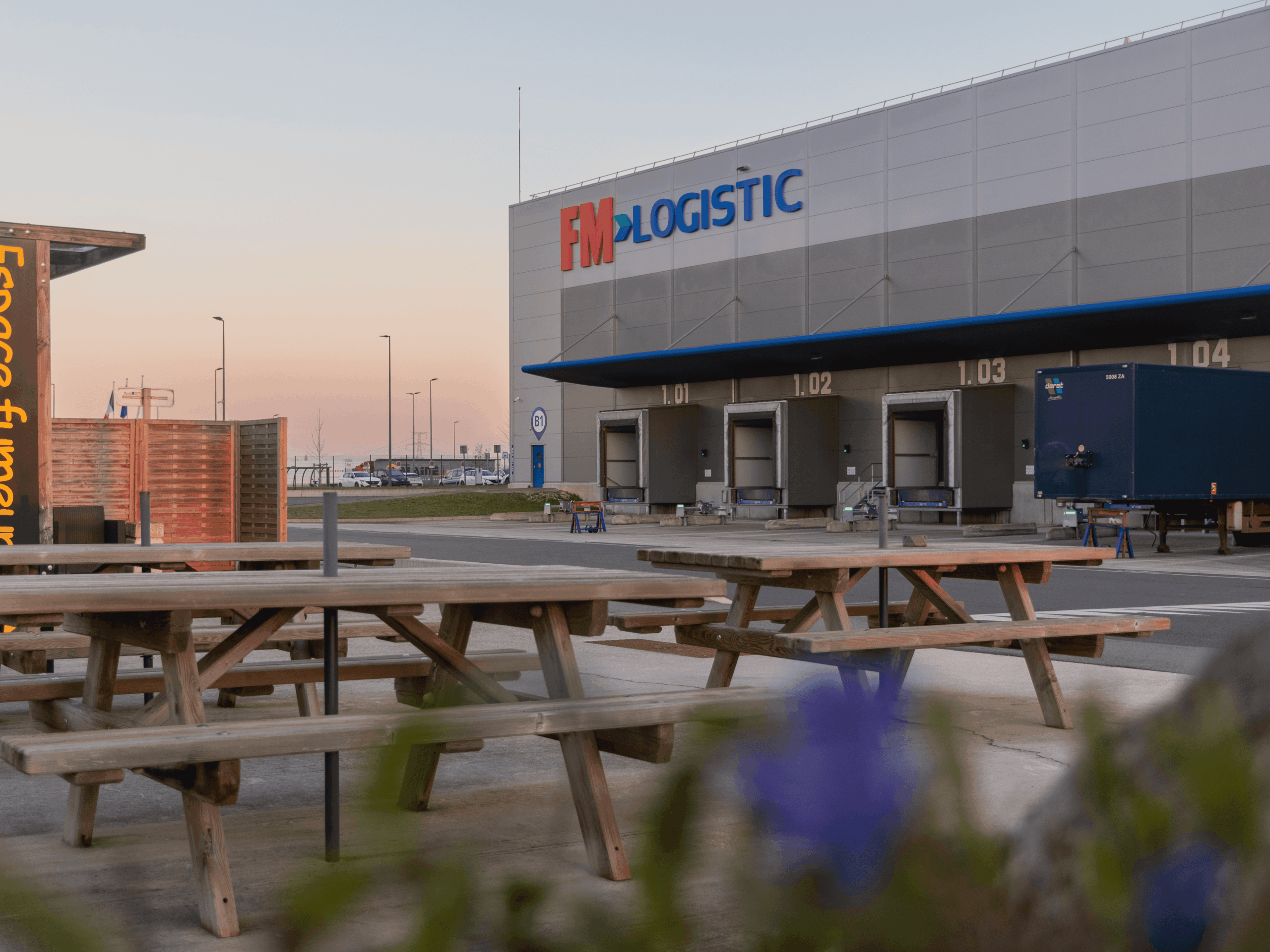 Zástupci společností FM Logistic a Schäflein podepisují dohodu o fúzi. Expanze společnosti FM Logistic na německý trh.